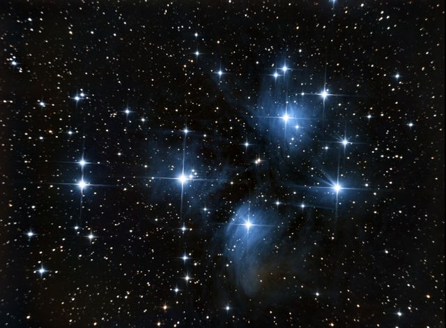 Mirando al amanecer cósmico: Nuevas imágenes revelan galaxias a 13,400 millones de años luz Astrophotography capturing the Pleiades star cluster with vibrant stars in deep space.